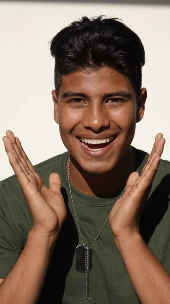 Boldog fiatal Kolumbiai férfi katona — Stock Fotó