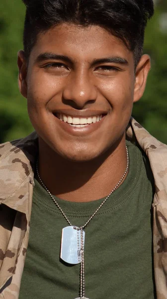 Lächelnd gut aussehender Soldat — Stockfoto
