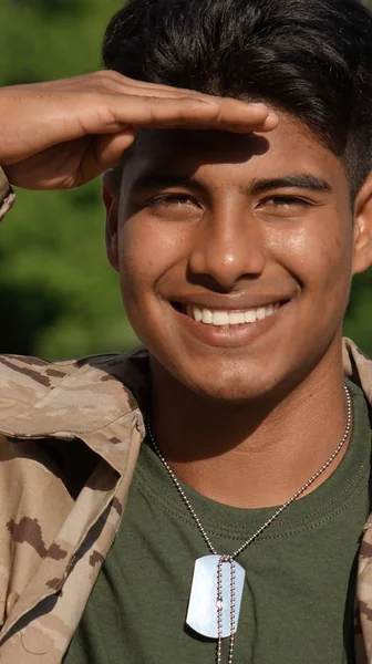 Saudação Bonito Soldado Masculino — Fotografia de Stock