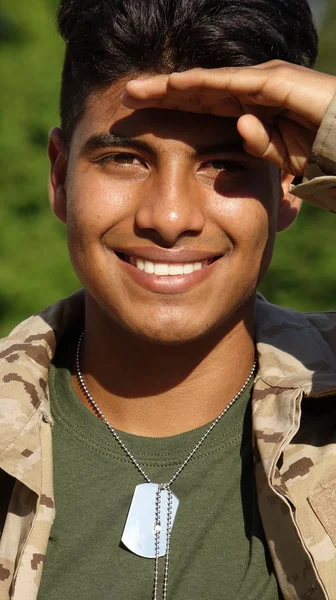 Soldado Masculino do Exército de Saudação — Fotografia de Stock