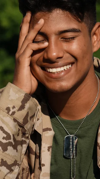 Jóképű férfi katona arról ábrándozik — Stock Fotó
