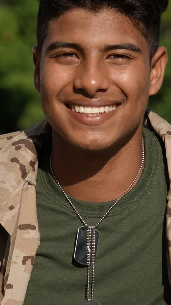 웃 고 젊은 콜롬비아 남성 군인 — 스톡 사진