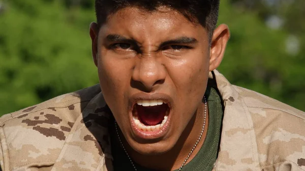 Λατίνος στρατιώτης αρσενικό και θυμό — Φωτογραφία Αρχείου