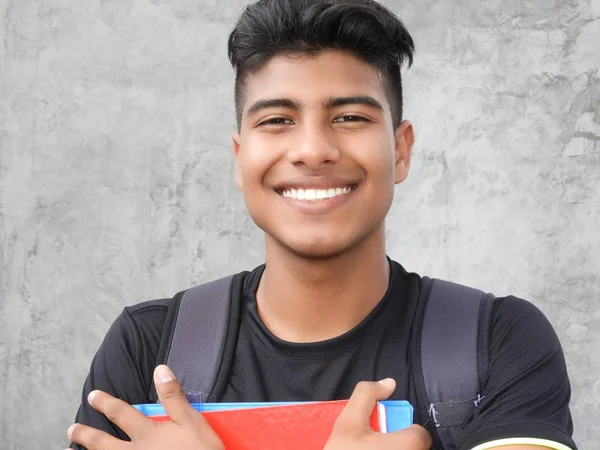Minoría masculino estudiante sonriendo — Foto de Stock