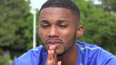 Siyah erkek atlet yalvaran veya yalvarıyor