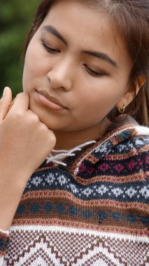 Yalnız güzel kişi