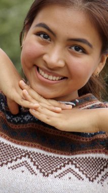 Gülümseyen sevimli erkek