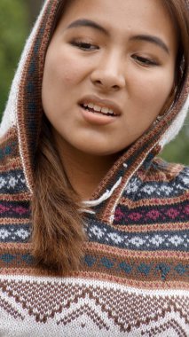 Tiksinti genç Perulu kişi