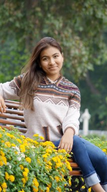 Çeşitli genç kız oturuyor