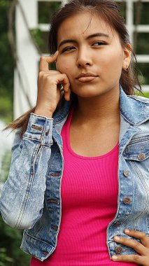 Sevimli küçük kız ve karışıklık