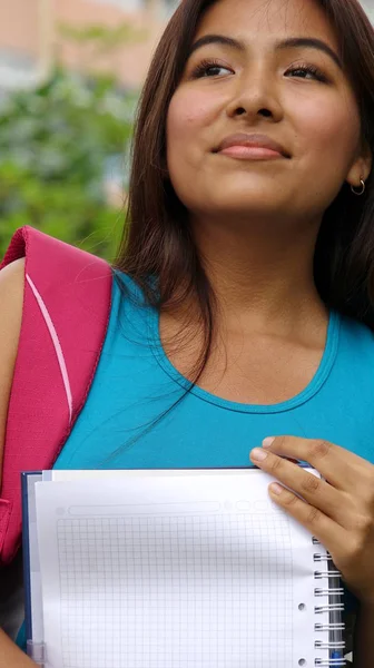 Öğrenci düşünme Perulu kız — Stok fotoğraf