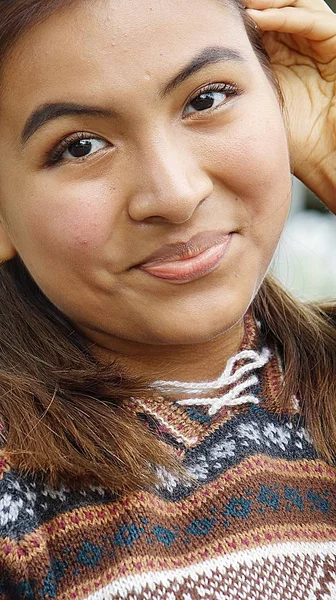 Menina adolescente vestindo uma camisola — Fotografia de Stock