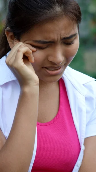 Gråtande ungdomlig peruanska kvinnlig unge — Stockfoto