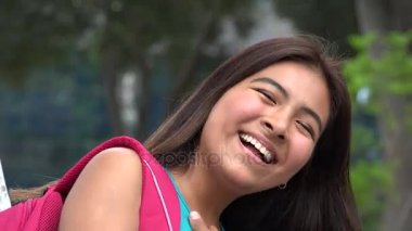 İspanyol kız Teen öğrenci gülüyor