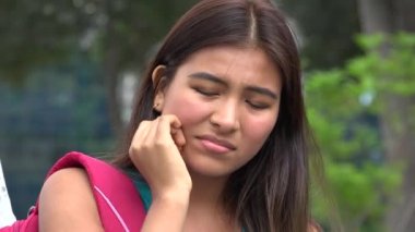 Üzgün kadın İspanyol Teen öğrenci