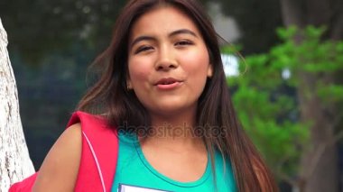 İspanyol kız Teen öğrenci konuşuyor