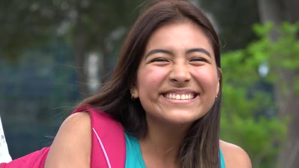 Bedårande kvinnliga spansktalande tonåring — Stockvideo