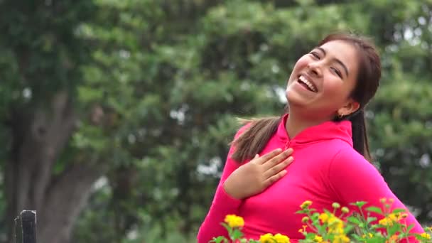 Apto hispânico fêmea adolescente rindo — Vídeo de Stock