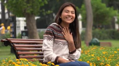 Kadın İspanyol Teen parkta gülüyor