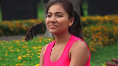 Dışarıda mutlu gülümseyen kadın Teen