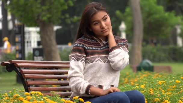 Sorgliga kvinnliga spansktalande tonåring i Park — Stockvideo