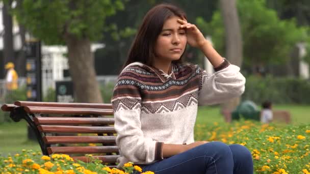 Грустная латиноамериканка в одиночестве в парке — стоковое видео