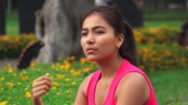 Kadın İspanyol Teen düşünme ya da merak