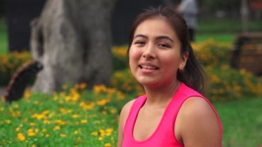 Mutlu İspanyol kadın Teen konuşuyor