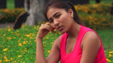 Üzgün üzgün yalnız veya karışık kadın Teen