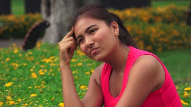 Impaciente Confuso Feminino Adolescente Pensando No Parque — Vídeo de Stock