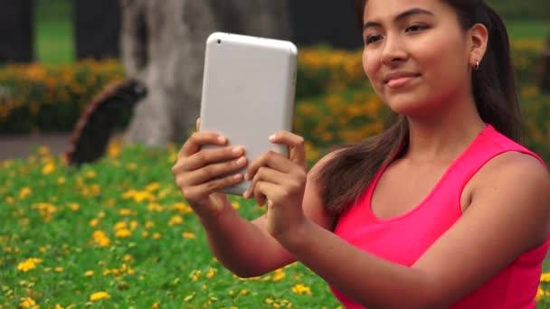 Femenino adolescente filmación vídeo con tableta — Vídeos de Stock
