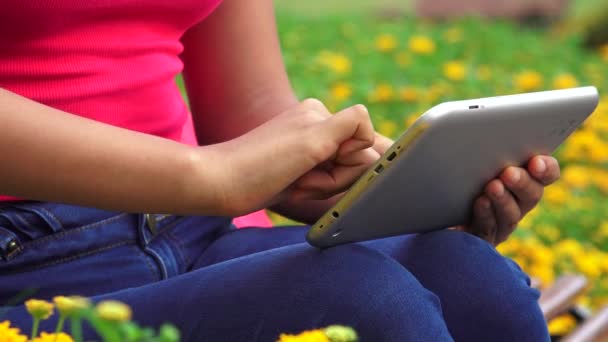 Adolescente femenina leyendo tableta — Vídeos de Stock