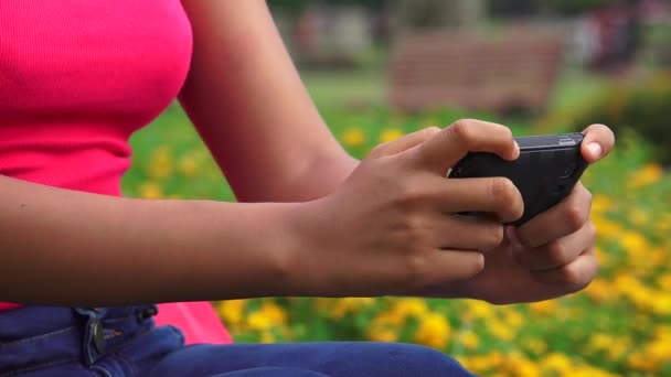 Femme jouant à des jeux vidéo — Video