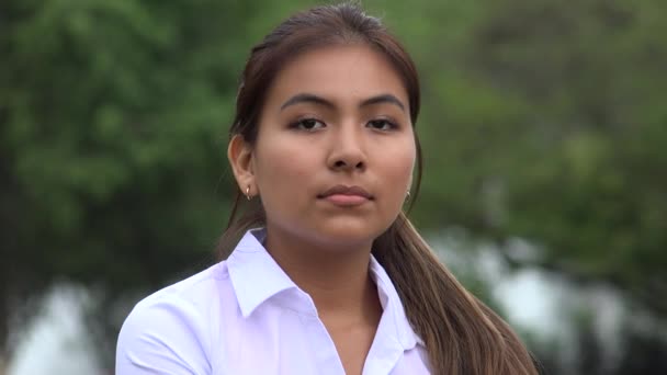 Grave peruano feminino teen — Vídeo de Stock