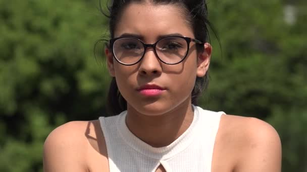 Sérieux adolescent féminin portant des lunettes — Video