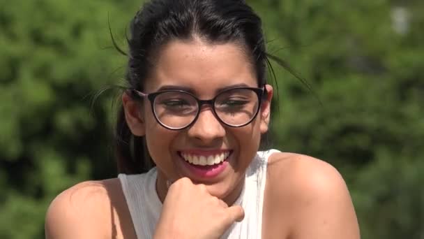 여성 청소년 안경을 쓰고 웃 고 — 비디오