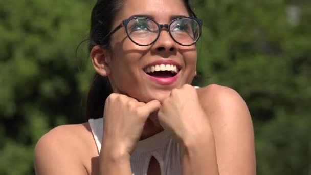 Weiblicher Teenager mit Brille tagträumt — Stockvideo
