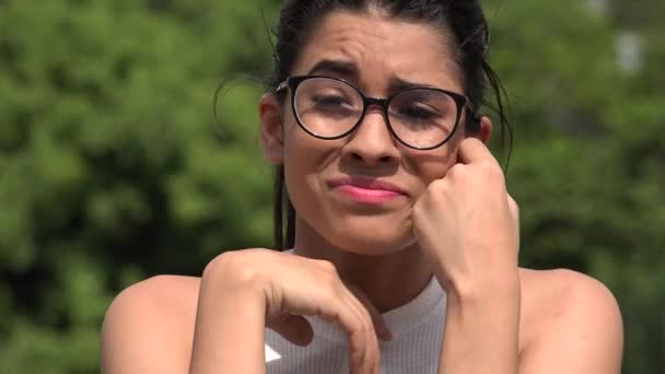 Malheureux adolescent féminin portant des lunettes — Video