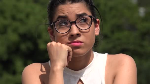 Confus adolescent féminin portant des lunettes — Video