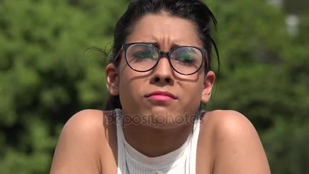 Solitaire adolescent féminin portant des lunettes — Video