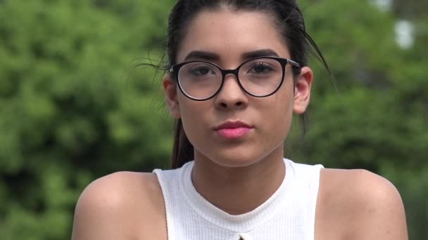 Joyeux sourire riant adolescent féminin portant des lunettes — Video