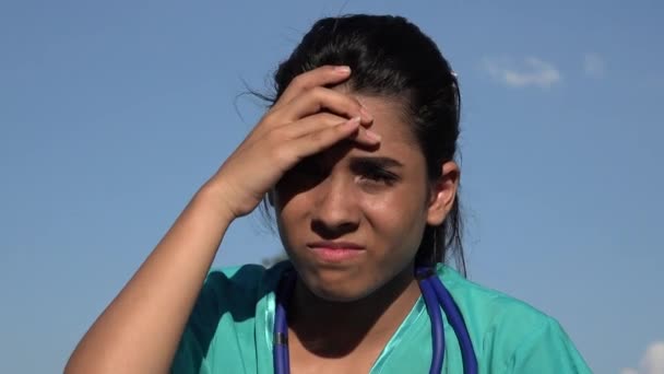 Fiatal nő nővér fájdalom és érzékenység — Stock videók