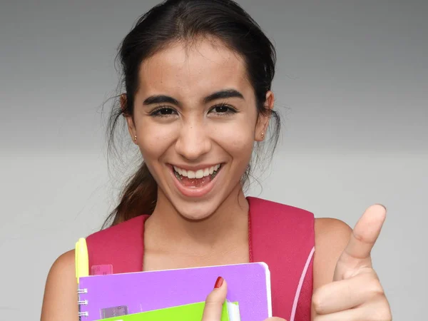 Estudante feminina com polegares para cima — Fotografia de Stock