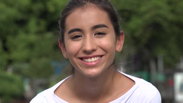 微笑的年轻西班牙裔女性青少年 — 图库视频影像