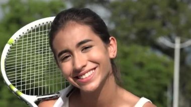 Gülümseyen genç tenis oyuncusu