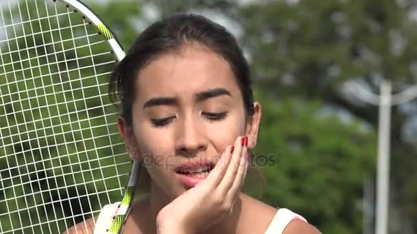 Adolescente ansioso jogador de tênis feminino — Vídeo de Stock