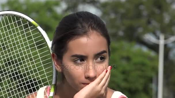 Ciddi mutsuz genç kadın tenis oyuncusu — Stok video