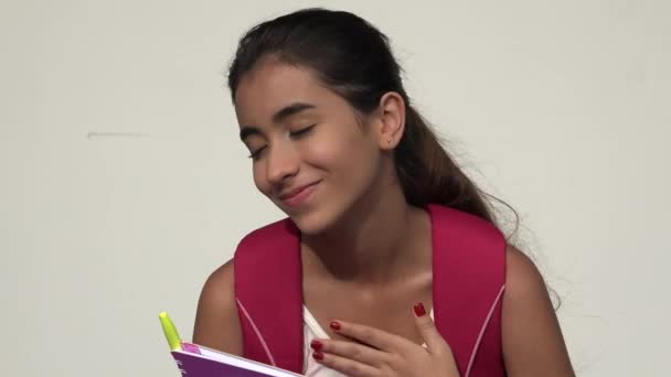 Umutlu genç kız öğrenci — Stok video