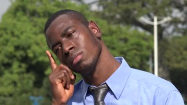 siyah iş adamı, düşünüyor