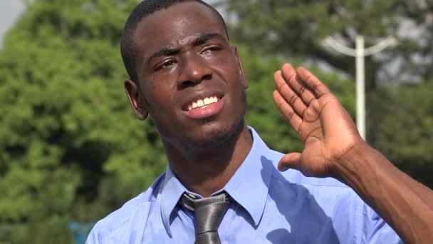 Africano americano homem de negócios falando dando direções — Vídeo de Stock